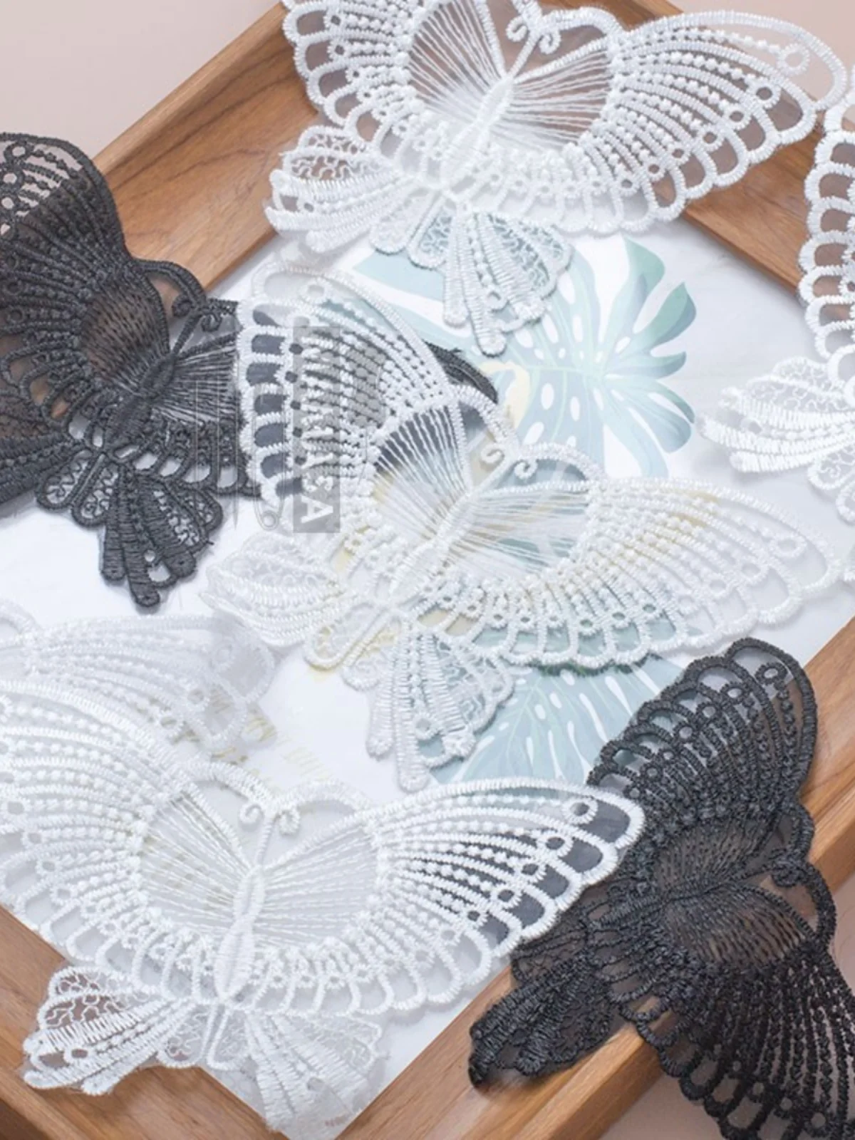黒白の牛乳シルク刺繍チュール蝶フラワー：DIY手作りレース布の実用性と適用シーン