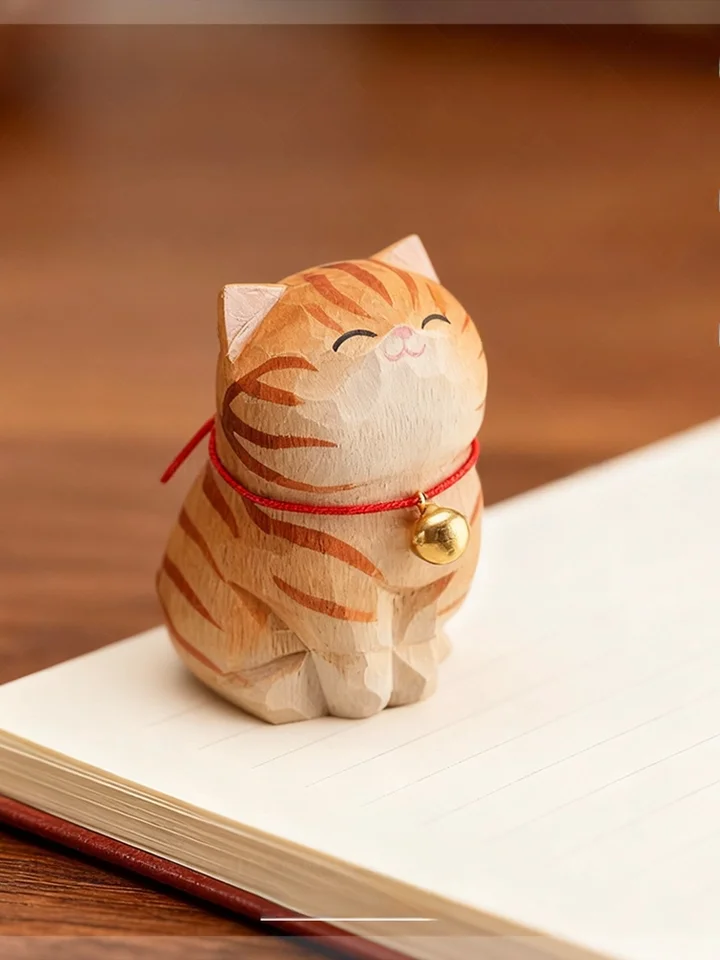 手作り木彫りの狸柄小猫のデスクトップ飾り【母の日や誕生日のギフトに最適】