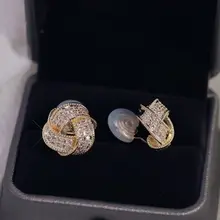 交差したデザインの耳なしフープピアス【白鹅绒・優雅な透かし模様】