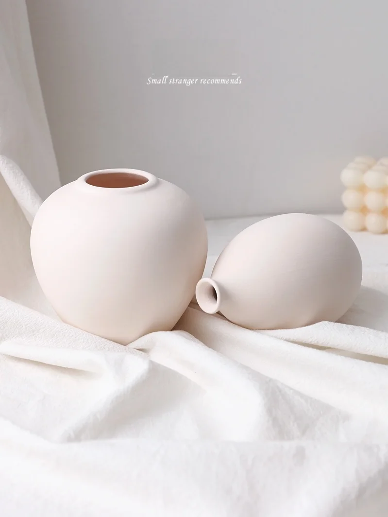 韓国インテリアを再現｜カフェ風部屋の作り方 - 北欧風陶器花瓶のデザインと設置法