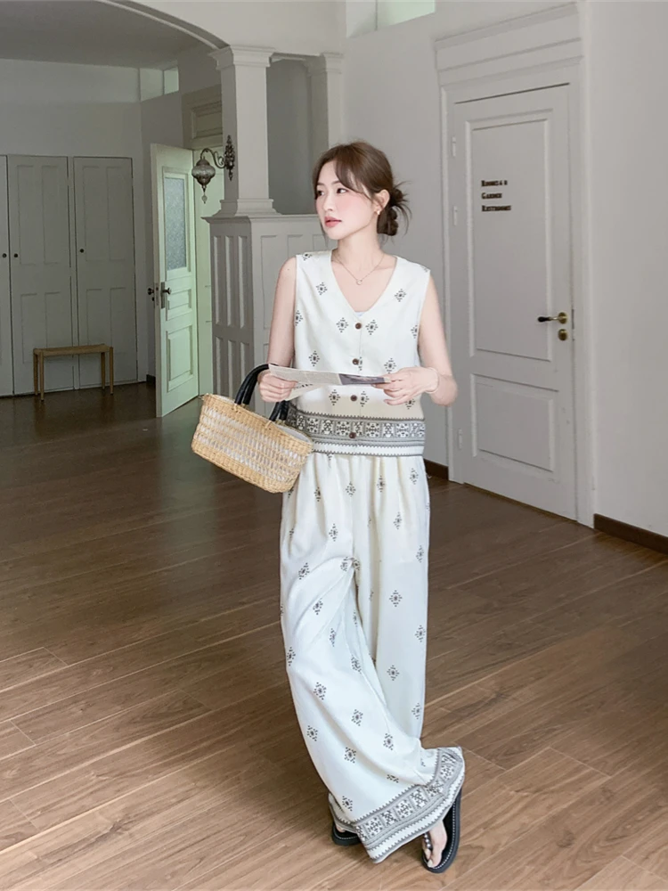 今の流行り服は、Vネックベストとワイドパンツのセットアップで決まる？