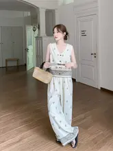 米杏色のヴィンテージ風フラワープリントVネックベストとワイドパンツの春夏コーディネート（セットアップ対応）