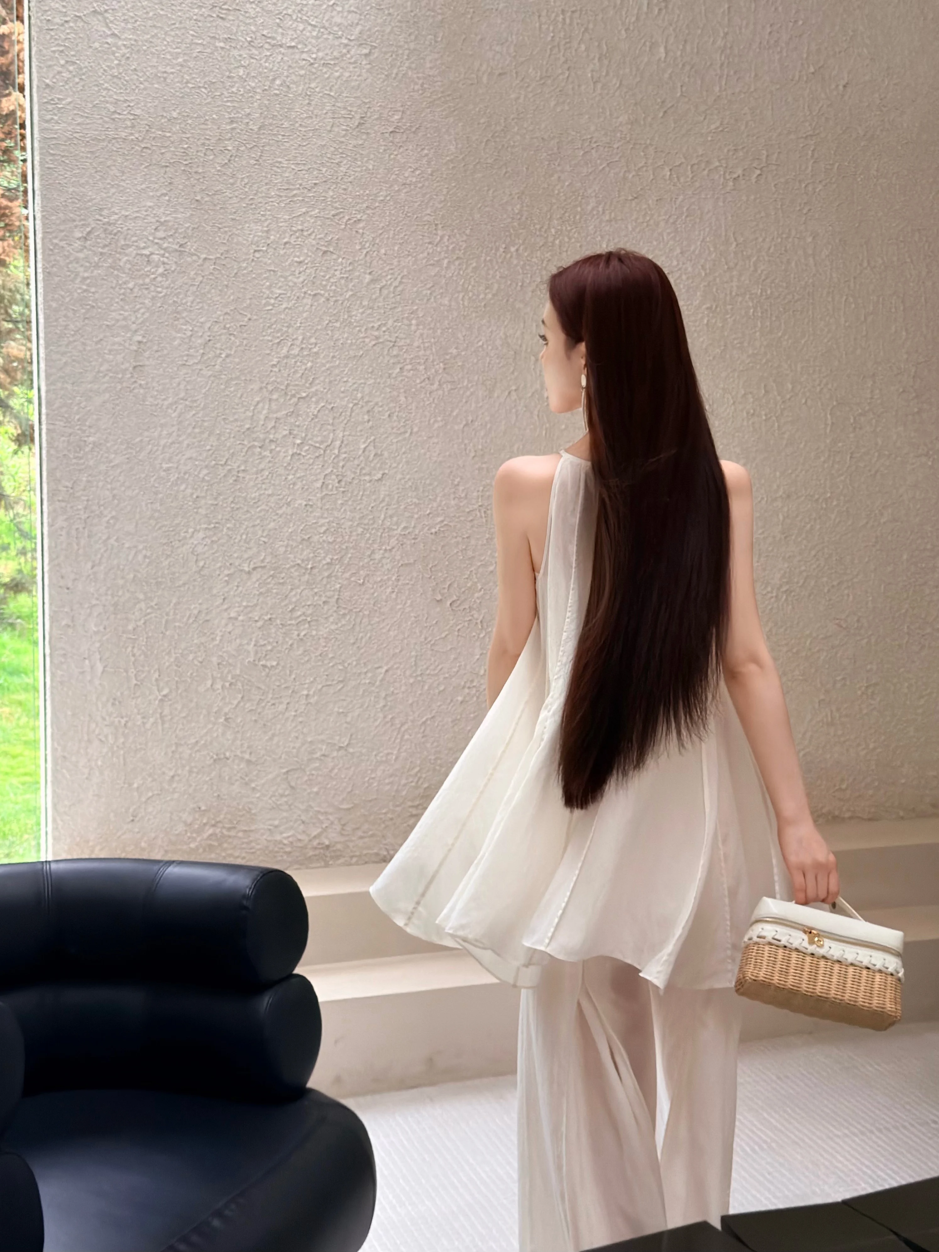 ロマンティックなリゾートスタイルの内覧会服装：ギャザー入りノースリーブトップスとワイドパンツセットアップ