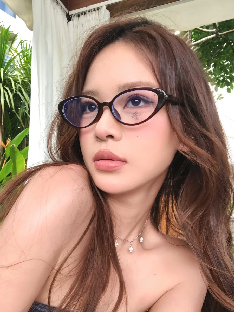 40代の若く見えるメガネはこれ！？猫目デザインのブルーライトカット眼鏡が通勤・独居生活に与える変化