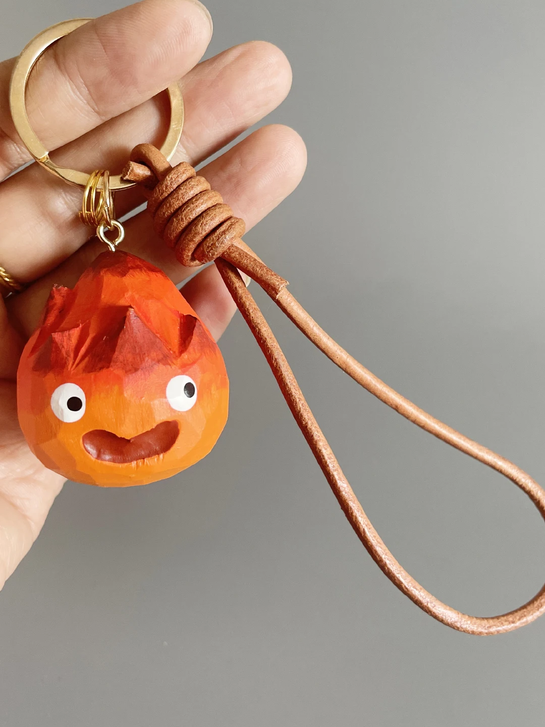 かわいい手作り木彫りのカシファ小火炎キーホルダー：ユニークなデザインで贈り物に最適な文创キーホルダー