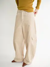立体的なシルエットのコーデュロイ工事パンツ【分割デザイン】