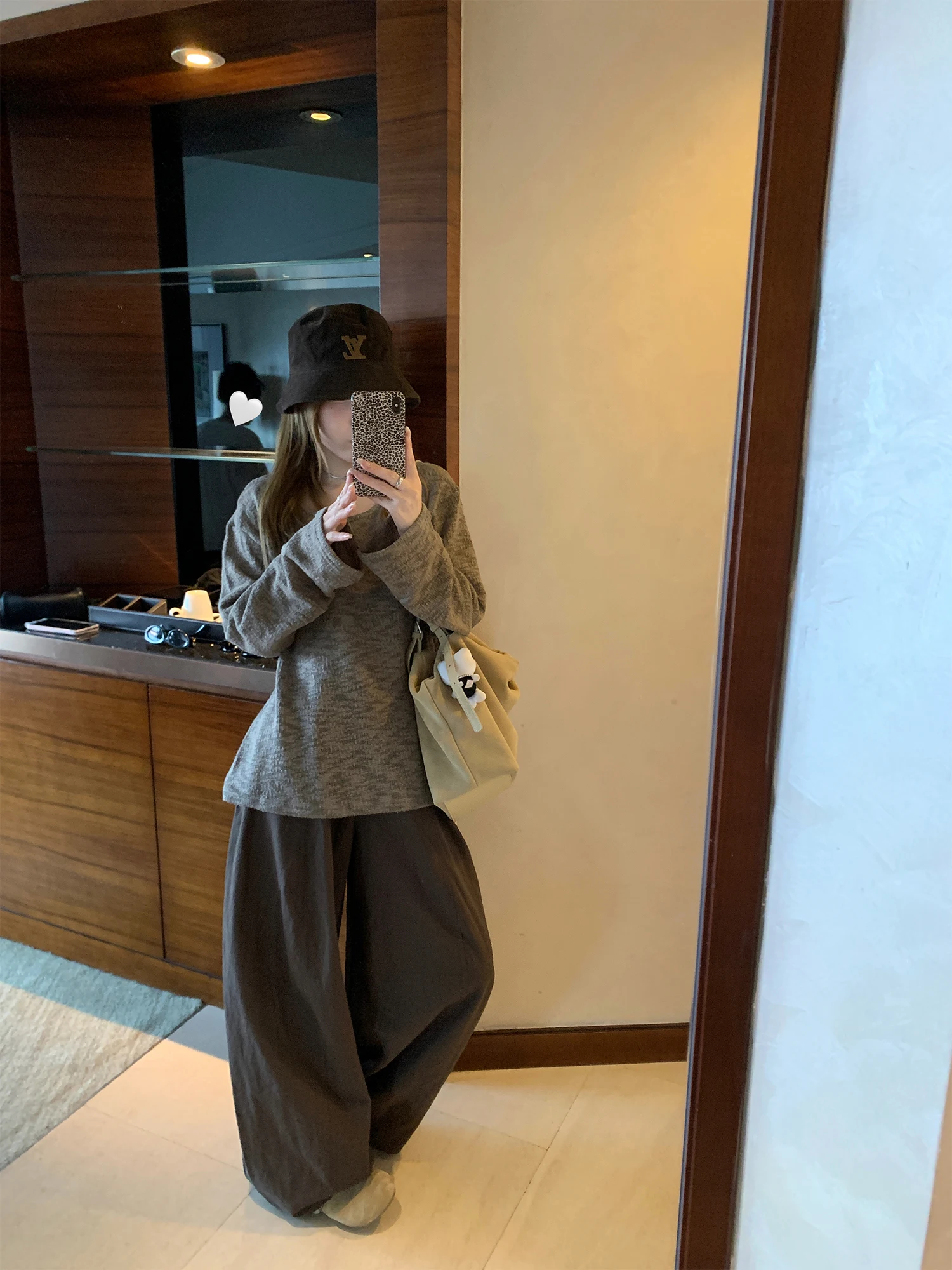 感あふれるヴィンテージ風ワイドレッグパンツ：女性向けルーズフィットカジュアルスタイルの実用性と着こなしのポイント