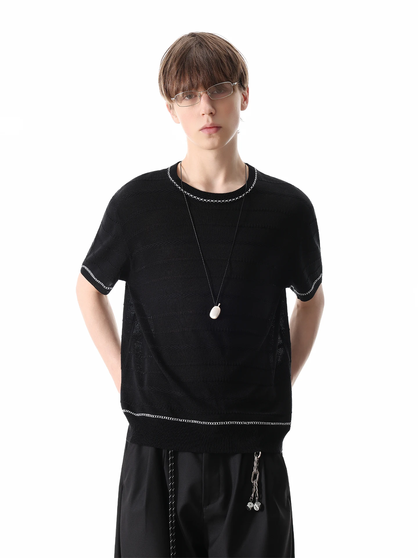 短い髪の男性が今、どんなTシャツを選ぶべきか？