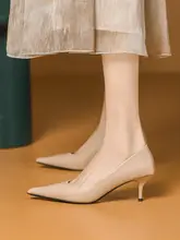 春のコーデにピッタリ！淡いカラーの細ヒールパンプス【シンプル・ポインテッドトゥ・通勤用】