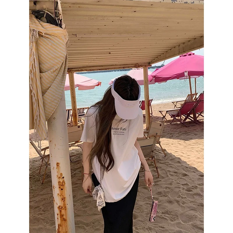 夏にぴったりのカジュアルショートスリーブTシャツ：通勤風のフィットデザインと吸湿排汗機能