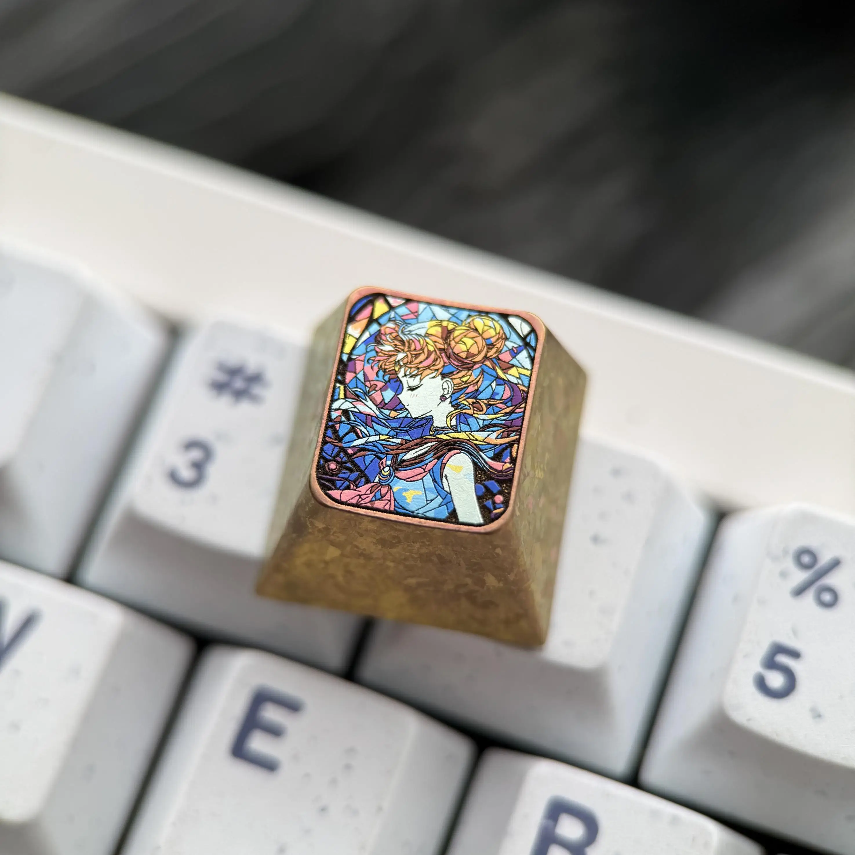 CapsLockキーが誤って押されるのはなぜ？美少女水冰月デザインのキーカバーで解決する方法とは？