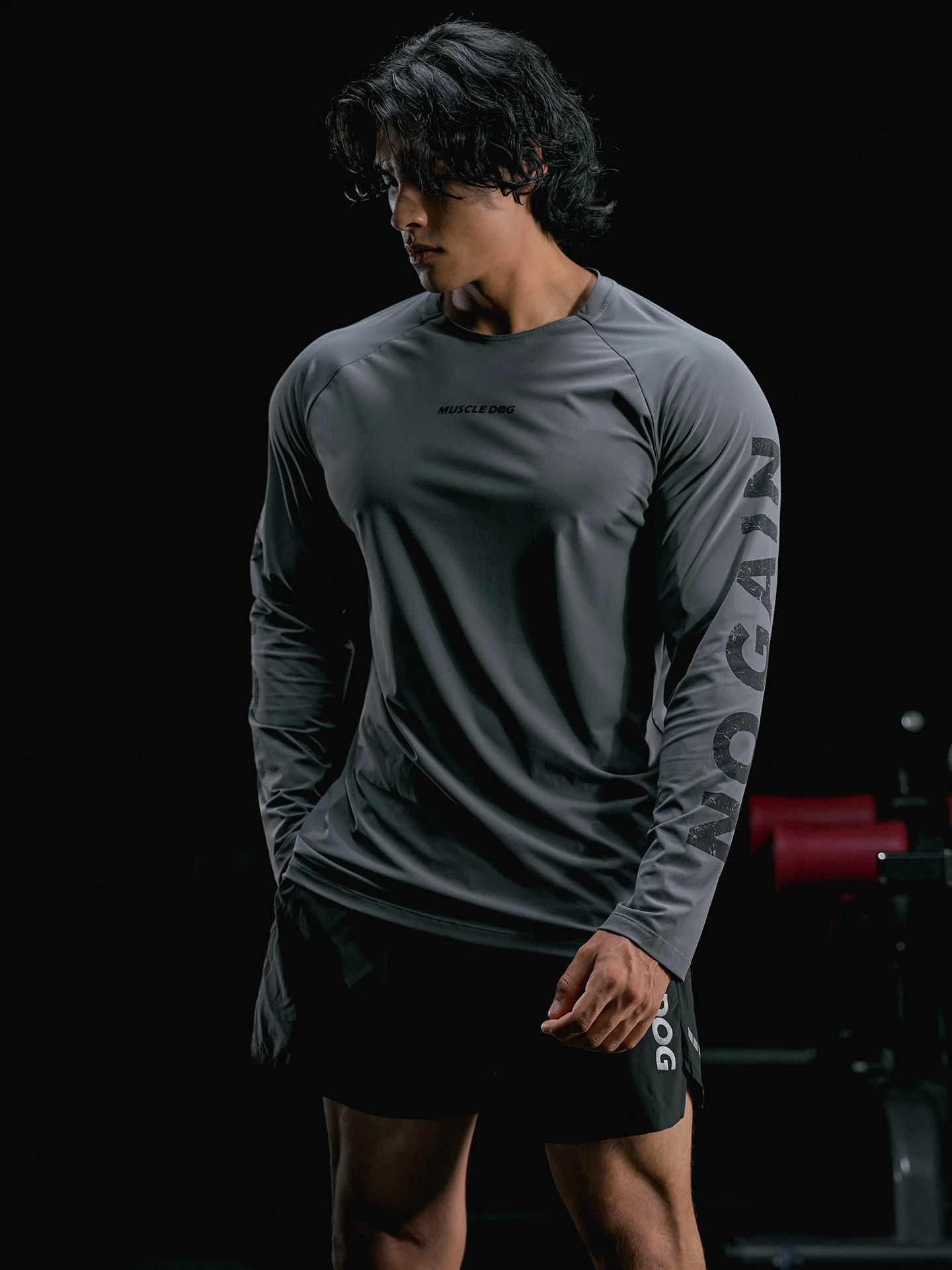 マッスルファクトリーのトレーニングTシャツ：MUSCLE DOG秋冬長袖Tの実用性とスペック解析