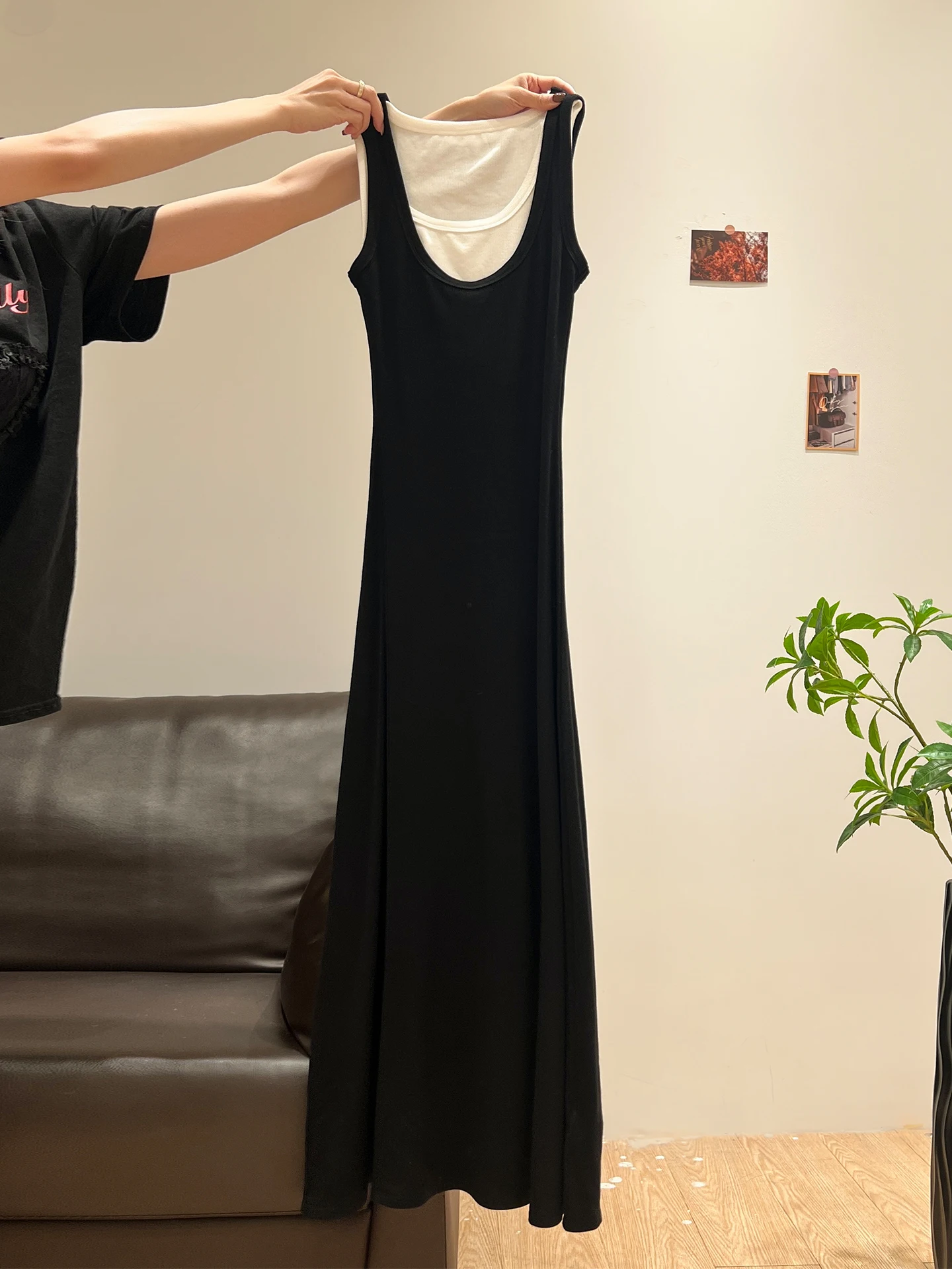 背中開きワンピースを選ぶべきタイミングは？PFVSの黒いノースリーブドレスが答えを教えてくれる