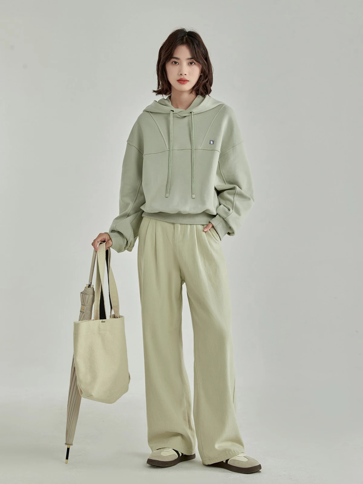 高腰デニムパンツは秋から春にかけてのカジュアルスタイルに最適なストレートフィット