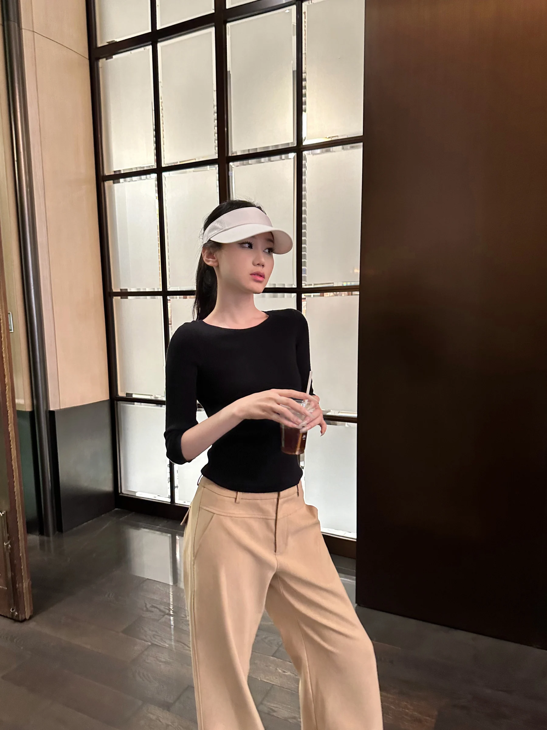 50代に合う夏用のブラックニットTシャツ【フィット感のある丸首・五分袖・軽やかな着心地】