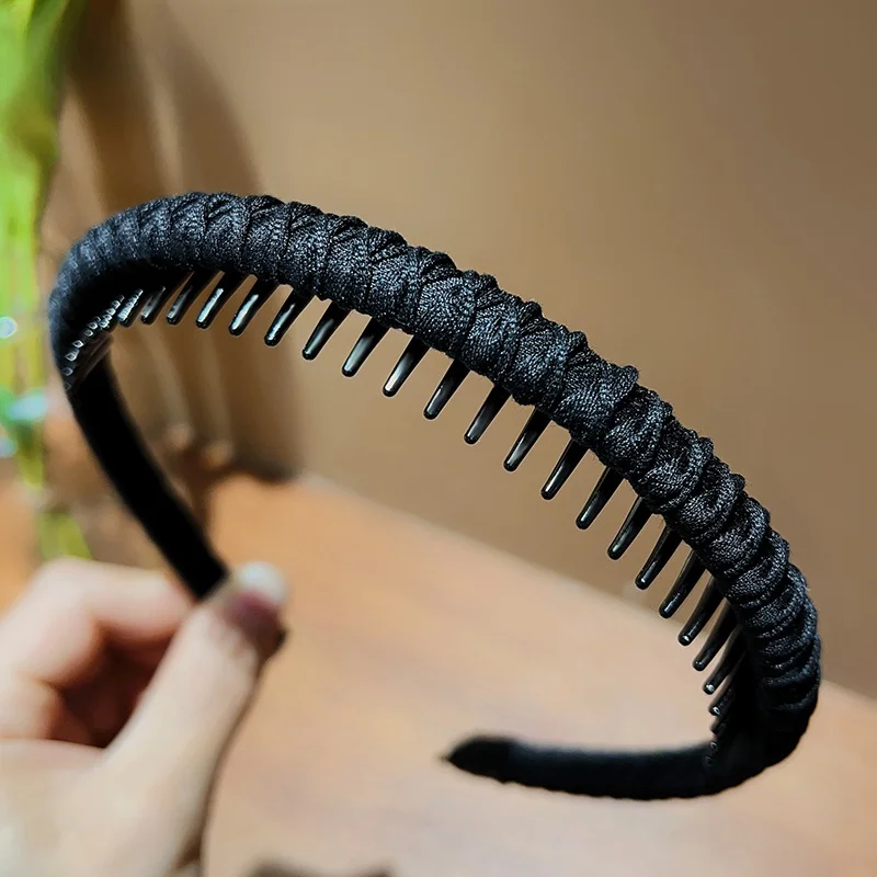 黒髪ポニーテールの垢抜けを実現する滑り止め付きヘアバンドの使い方と効果