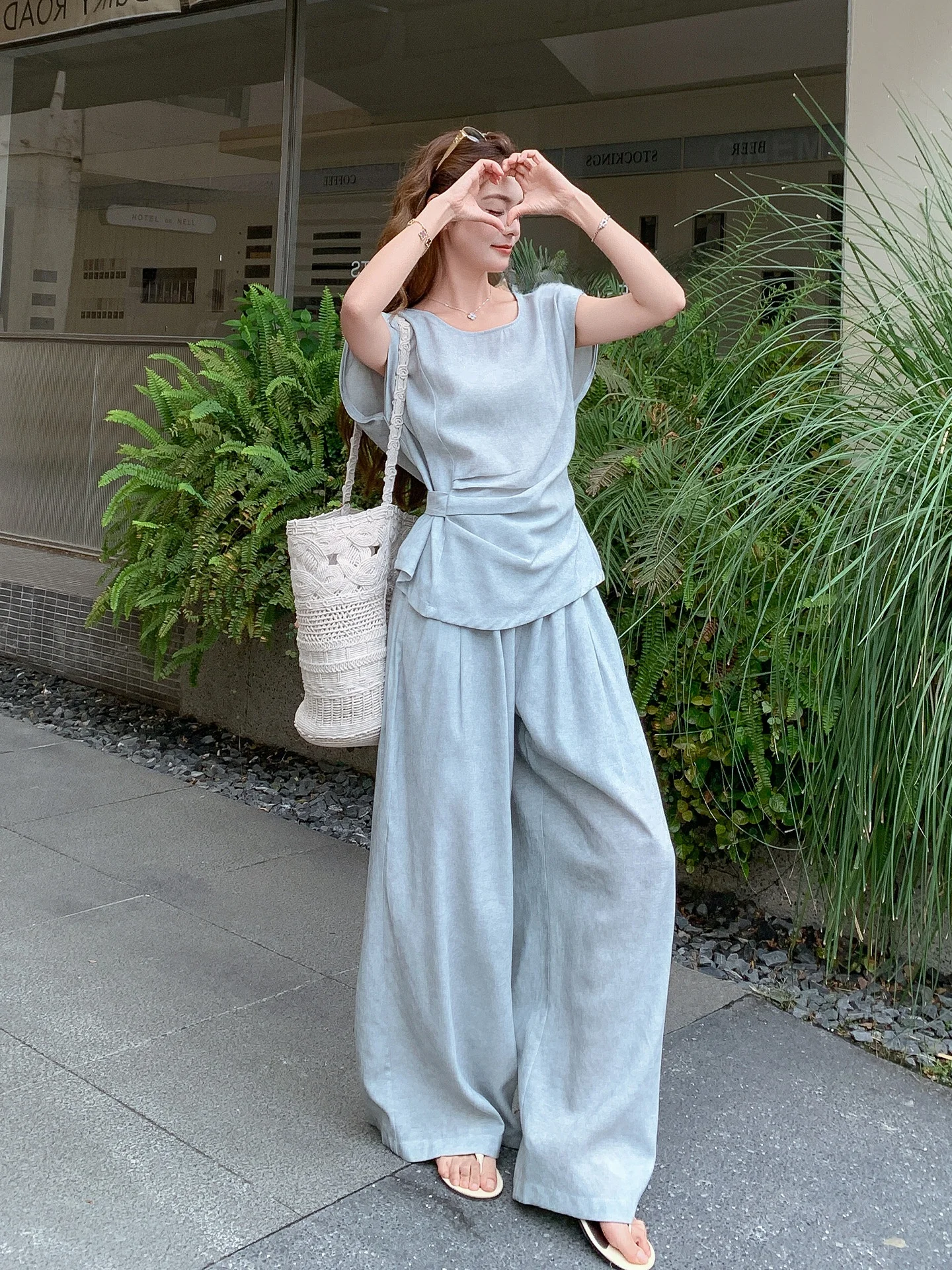 クリーム色のズボンに合う服は、青系が一番？それとも白？今こそ知るべきベストな選び方