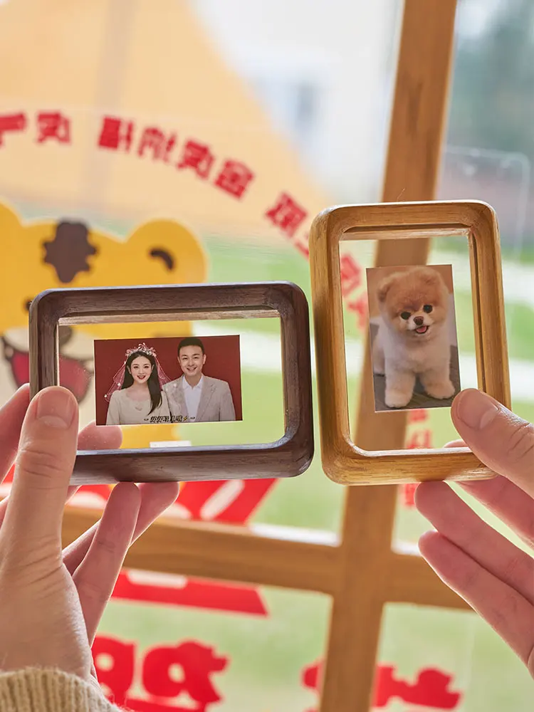 スマホで撮った写真を、どうやって美しく飾るの？アクリルフォトフレームの選び方と、家庭で使えるシンプルな活用法