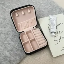 アクセサリーケース コンパクト 携帯便利 ピアス イヤリング 収納 レザー スエード シンプル 上品 インスタ映え 「chocho」