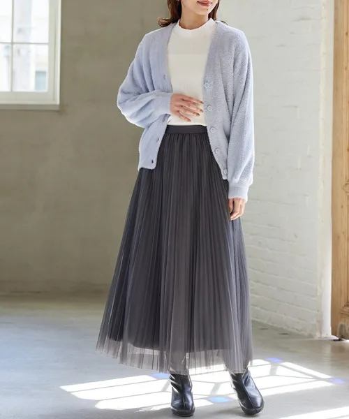 高筒ブーツ：サイドファスナーと高跟が脚の美しさを際立たせる冬のスタイル