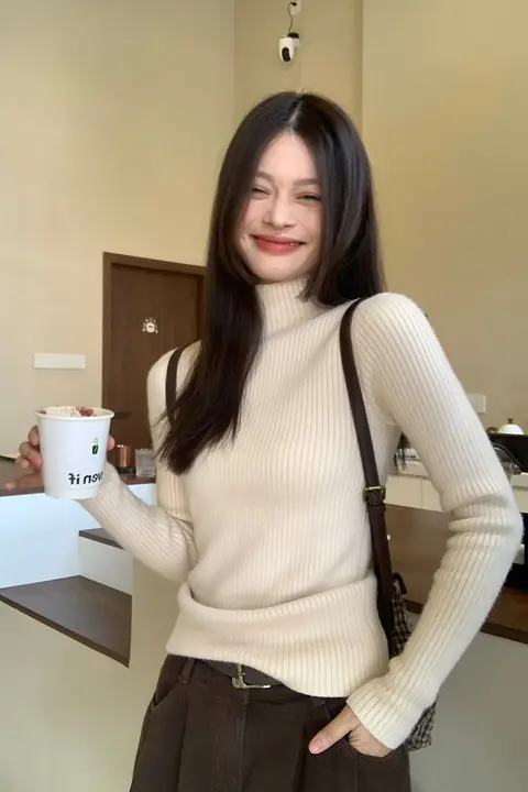極上の柔らかさのハイネックニットセーター【冬用・スリムフィット・無地・女性用】
