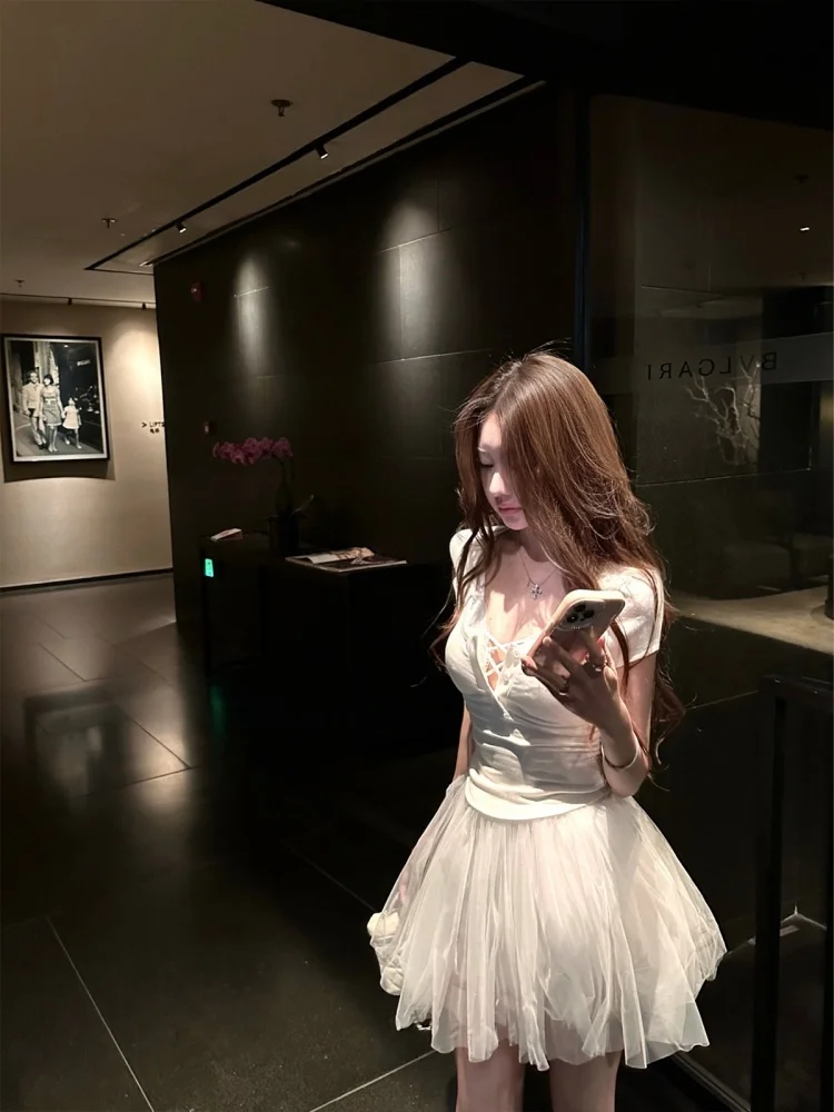 レースデザインのクロスバンド付きブラトップ：小胸・垂れ胸対策に最適な美背機能を実証