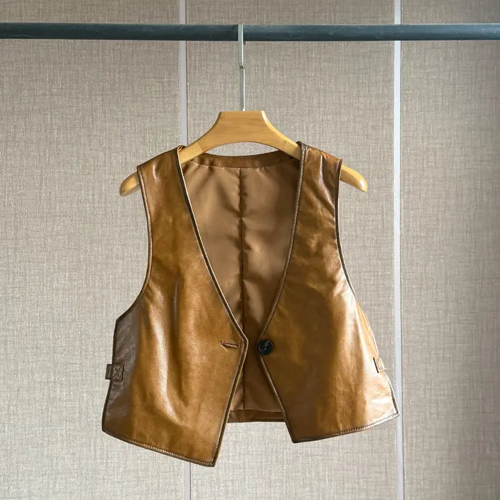 ラムレザー製 レディース ベスト【Vネック・斜めボタンデザイン・スリーブレス・フィット感あり】