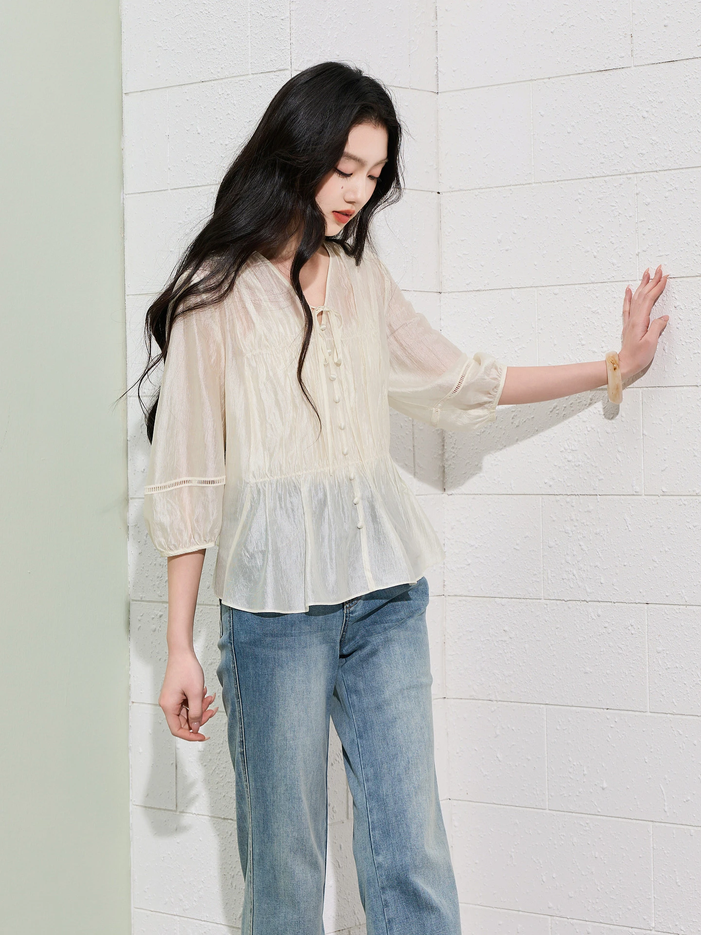 夏服 ウェーブ で失敗しない選び方は？三彩のプリーツトップスが教えてくれたこと