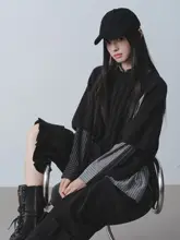 デザイン性のある長袖シャツと中袖ニットの黒い2点セット（セットアップ対応）