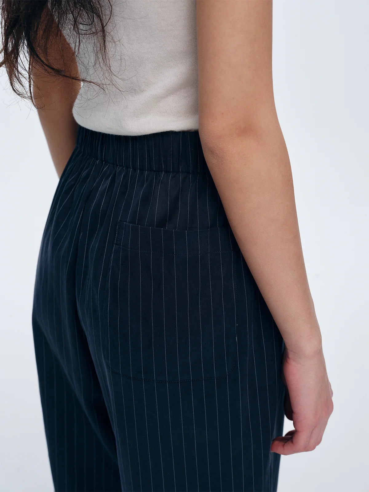 ターコイズブルー パンツ おすすめ：暖かく柔らかい光沢感の日本製銅アンモニア絲混紡ストレートパンツ
