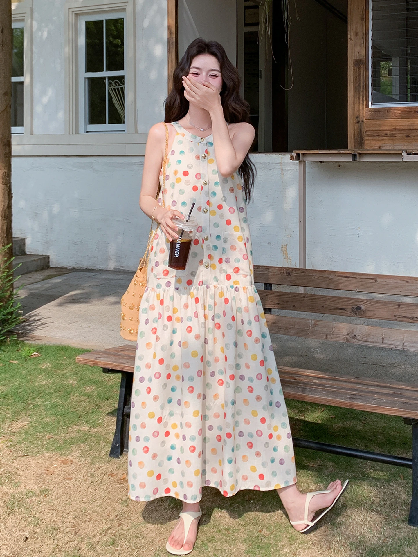 50代の女性が夏に着やすい「ドット柄キャミソールワンピース」は、どう選ぶ？