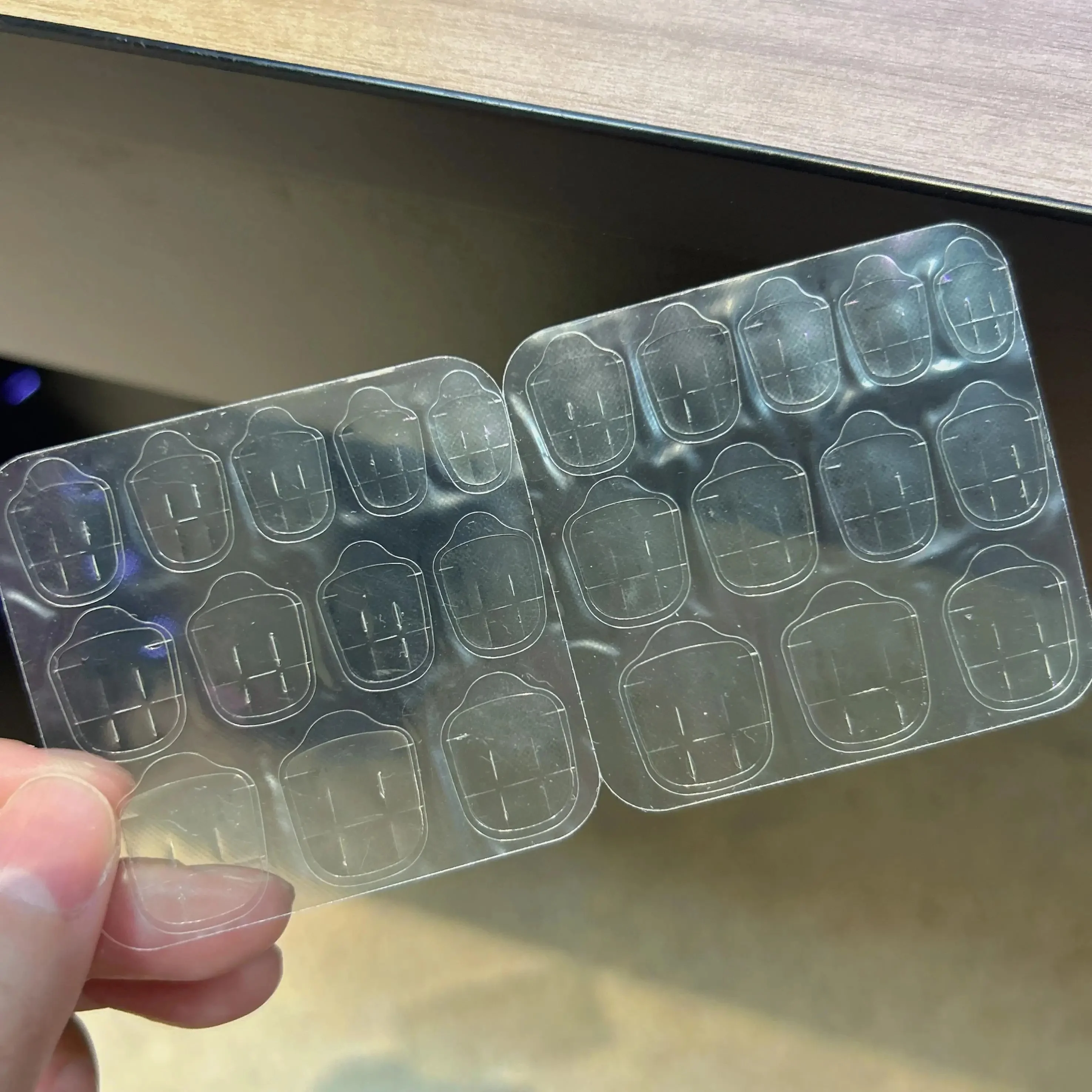 爪ひび割れに悩むあなたに、今すぐ使える「強力粘着ジェルシール」は？
