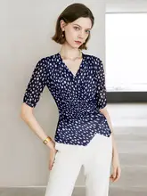 ブルーの短袖シャツ【女性用・ウエストマーク・Vネック・花柄】