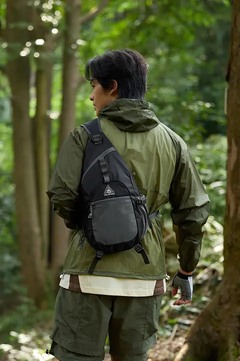 軽量なアウトドア用ショルダーバッグ【ハイキング・旅行・登山対応】