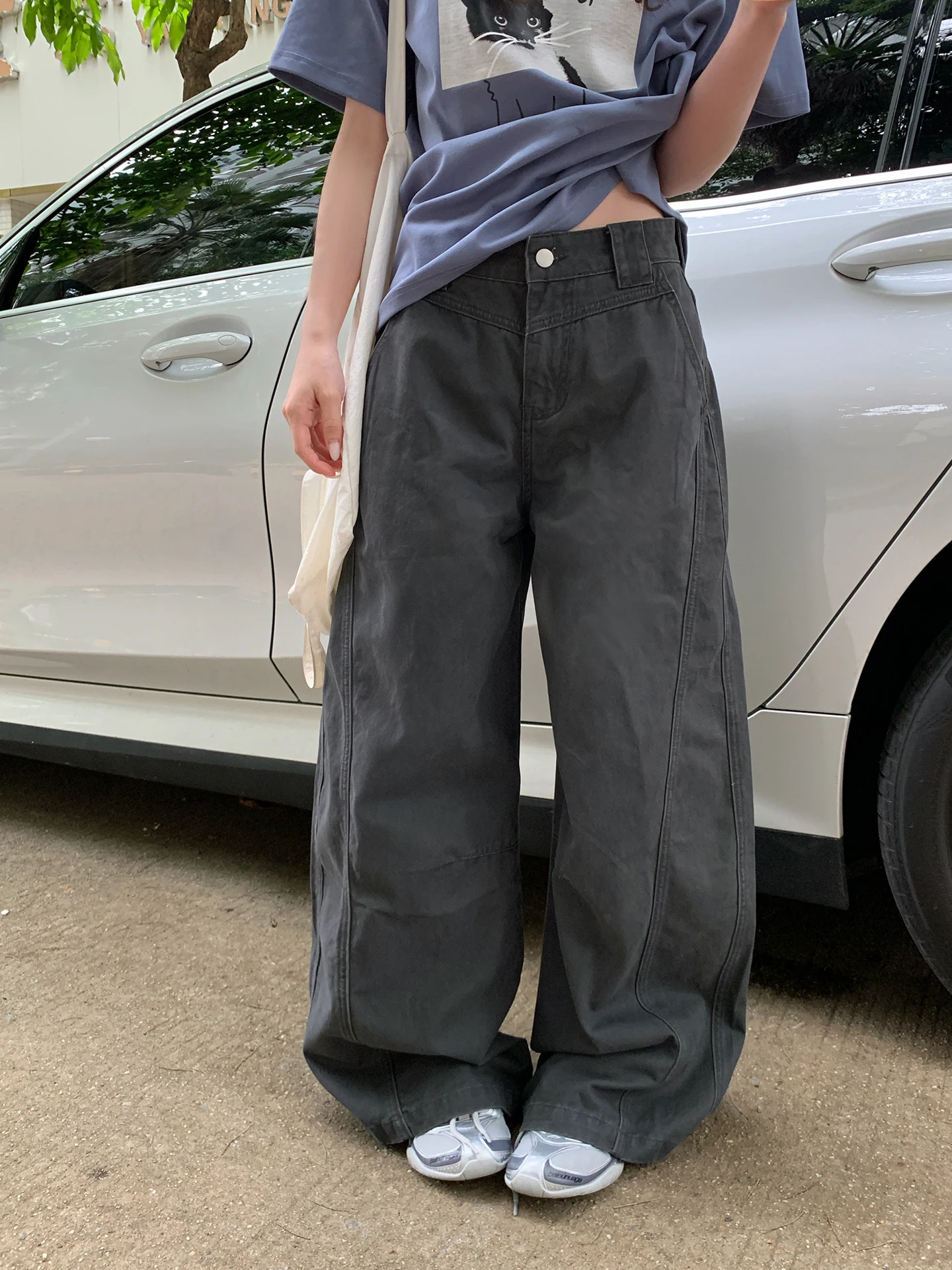 水泥グレーのワイドレッグデニムパンツ：通勤風の高腰直筒デザインが実用性を実証