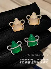 天然緑玉髓のひょうたんデザインピアス【純銀製・エレガント】
