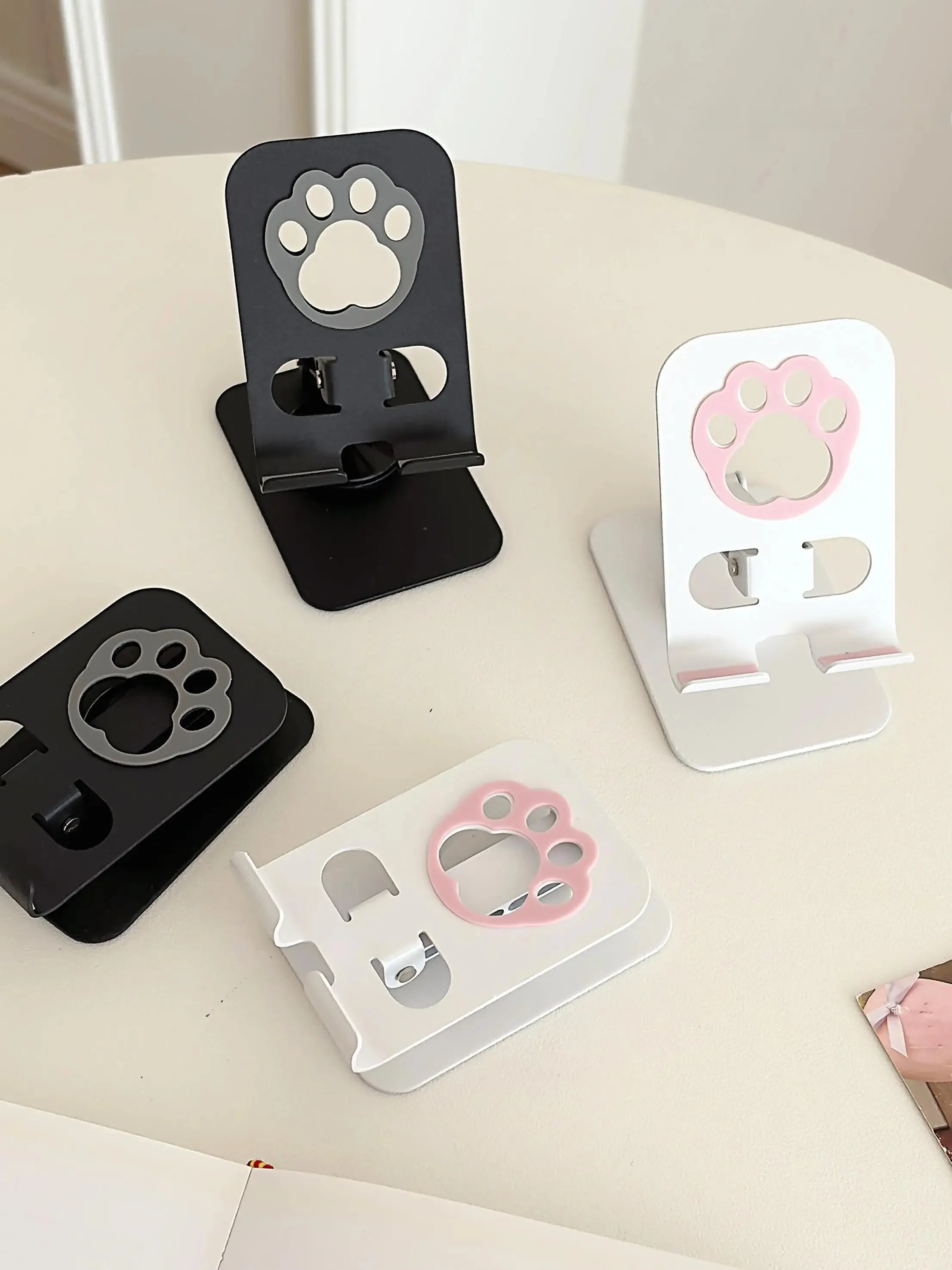 可愛い猫の肉球デザインスマホスタンド：360度回転と折りたたみによるデスクでの使いやすさ