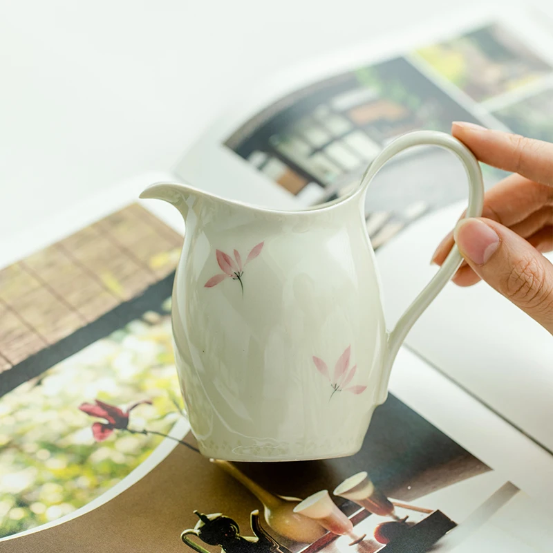手描き粉ラン花デザインの茶器：高級陶器の美しさと実用性を実証