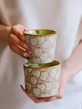 手描きストロベリーの陶器製カフェカップ【レトロデザイン・ピンク】