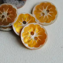 雪のような柔らかさのオレンジ色の花デザインシェルボタン