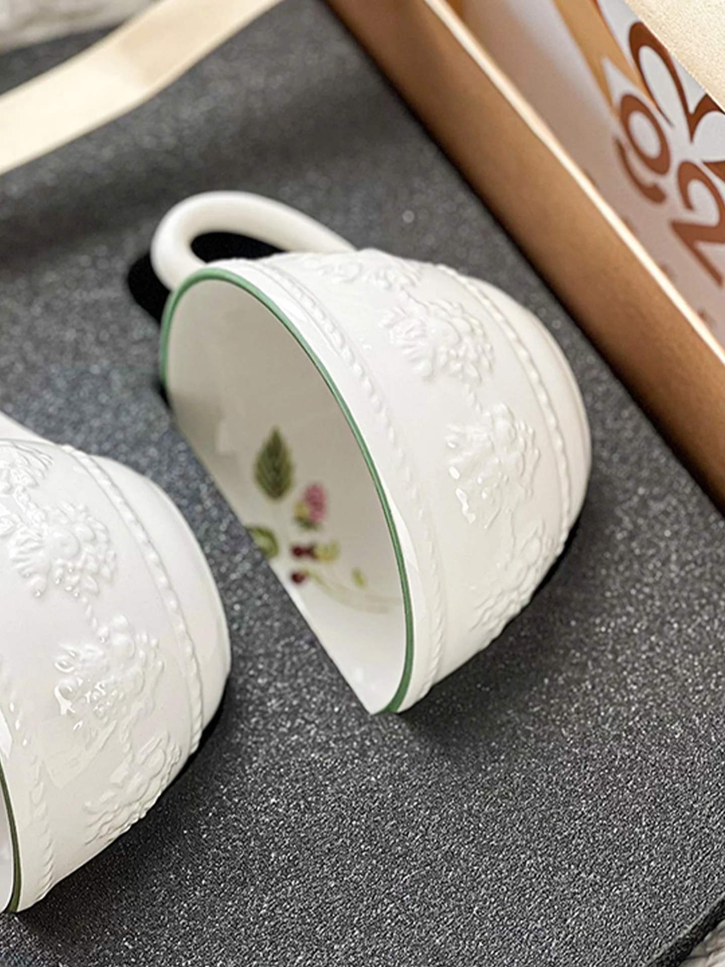英式ラズベリー浮彫り陶器コーヒーカップ＆ソーサーセット：新婚向け優雅なデザインのプレゼント選び