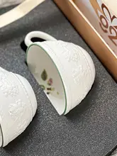 英式ラズベリー浮彫り陶器コーヒーカップ＆ソーサー【新婚向け・優雅なデザイン】（セットアップ対応）