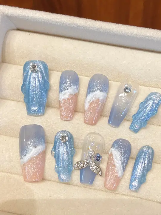 ブルー・クジラ柄ビーチデザインネイルチップ【ハンドメイド・ストーン付き・シンプルで清潔感】