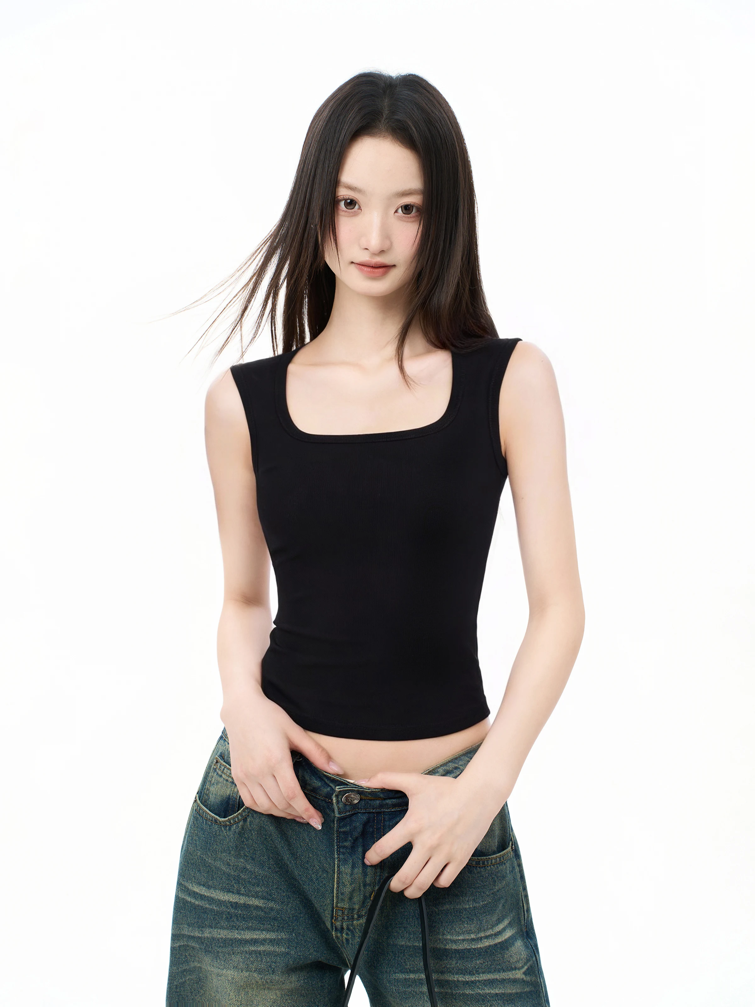 黒いスクエアネックストラップキャミソール：女性向け修身タイプのインナーとしての実用性とデザイン特性