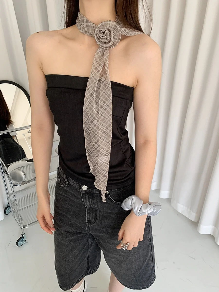 1枚でもオシャレにできる！花柄シルクスカーフの選び方と、どんなシーンで活躍するのか