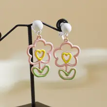 可愛いピンクの花モチーフイヤリング【穴あけ不要・シンプルデザイン】