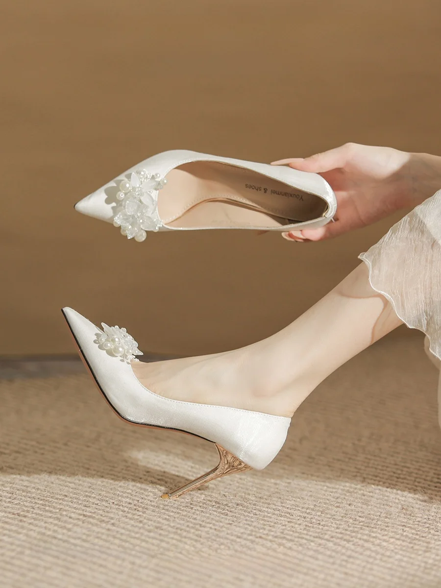 結婚式にぴったりのヒールは、本当に「足に負担がかかる」の？