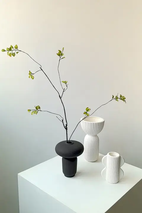 素朴なデザインの陶器製花瓶【インテリア装飾・リビング・寝室・ダイニング用】