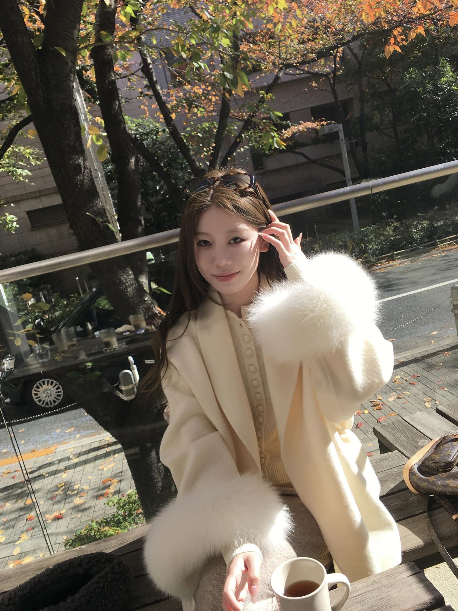 コートをいつまで着るべき？通勤女性が選ぶ「リバーシブルウールコート」の正しい着用時期とは