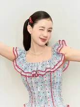 プリーツトップスと赤いスカートの可愛いコーディネート（セットアップ対応）